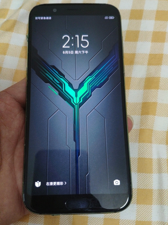 黑鲨手机  6+64g   换过外屏  充...