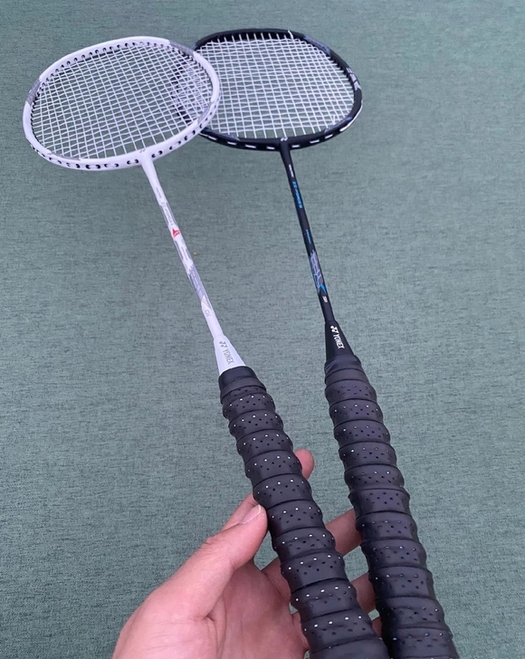 闲置一手尤尼克斯羽毛球拍双拍一黑一白碳素纤维