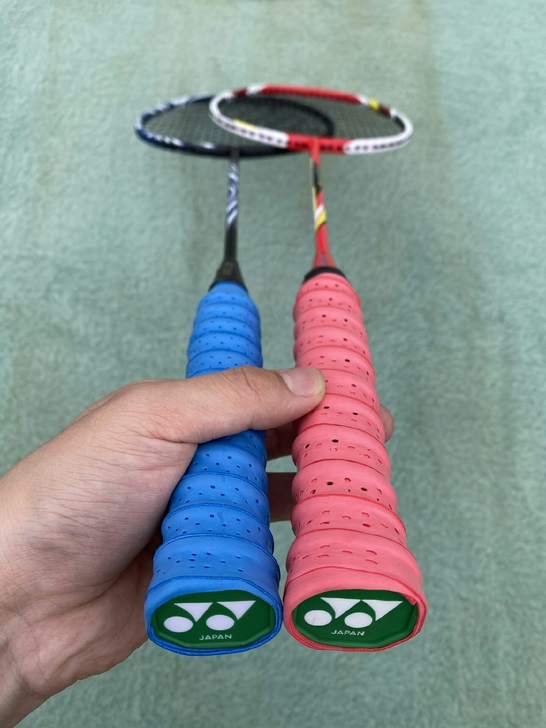 出售心爱的一副2支装碳素超轻尤尼克斯羽毛球...