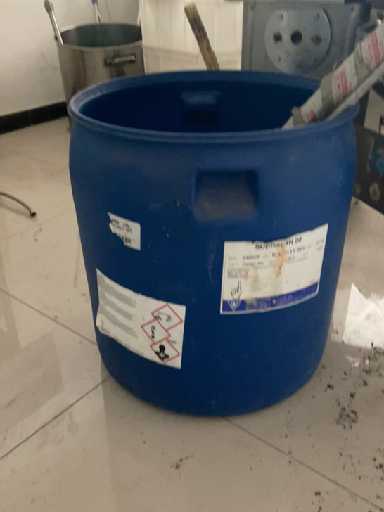 蓝色的水桶,储水罐一个,能装200多斤水吧...