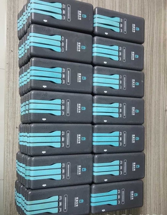 灰蓝色怪兽充电宝，七成新，现低价售出，三合...
