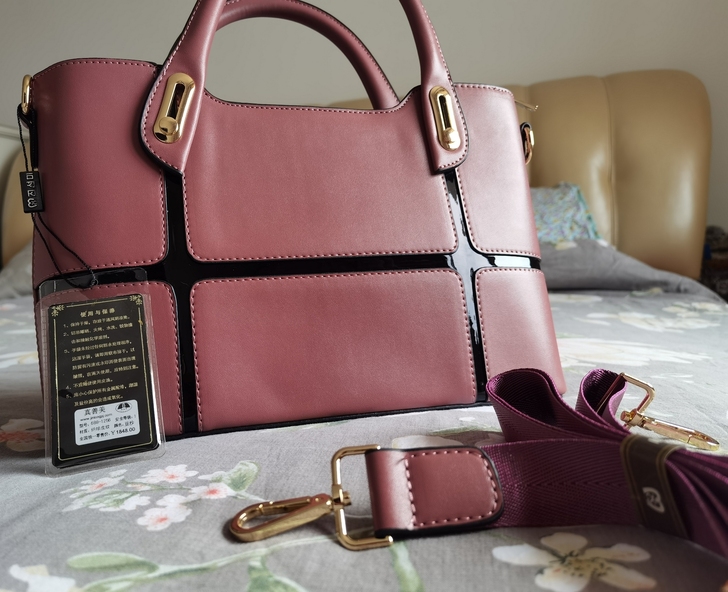 全新真善美品牌女士皮包：豆沙色 。可拎可背...