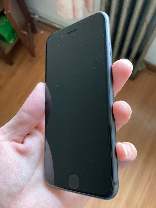 iphone8，图二右下角磕碰，无拆卸电池...