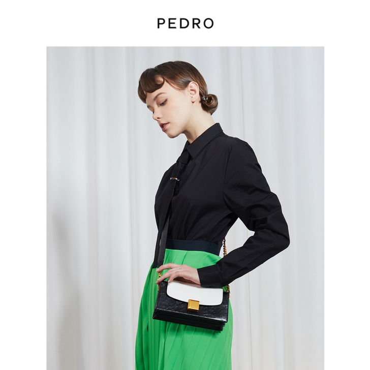 PEDRO复古法棍包女士金属扣饰翻盖锁扣斜...