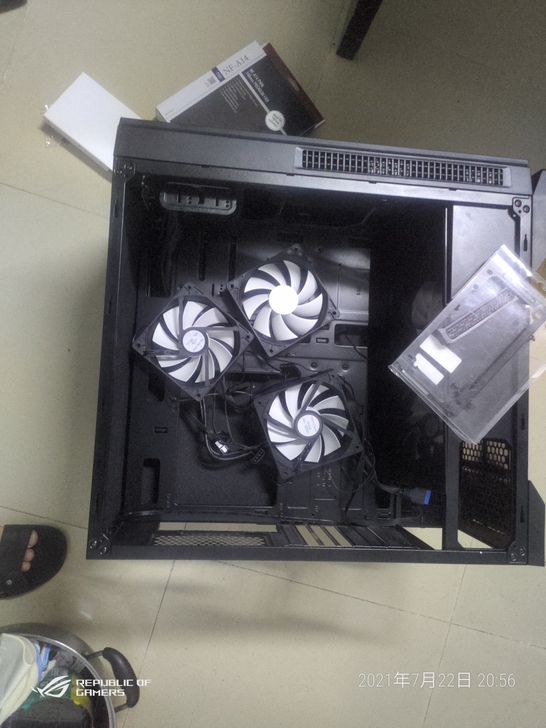 先马黑洞5魔镜版机箱