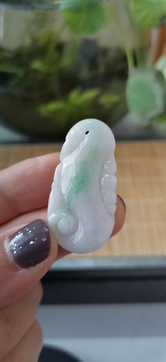 天然翡翠a阳绿飘花白底青龙如意玉吊坠，有鉴...