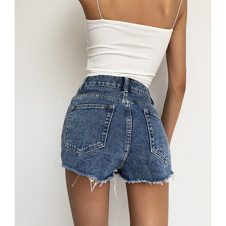 牛仔裤，全新，买来拍照搭配，结果没用上