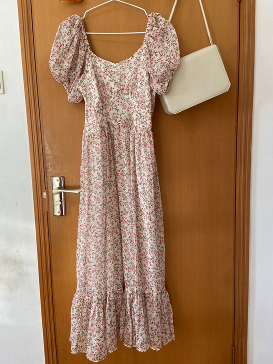 性感可爱碎花连衣裙。