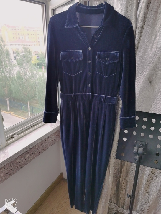 均码丝绒连体裤，只试穿。深蓝色，非常时尚款