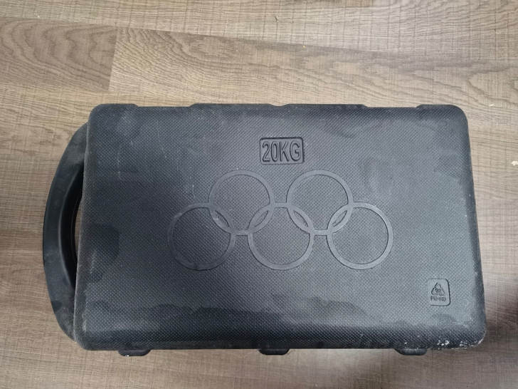 出一套40斤哑铃  带连接杆，可以变成杠铃...