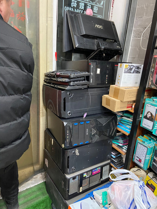 闲置主机显示器电脑台式机。