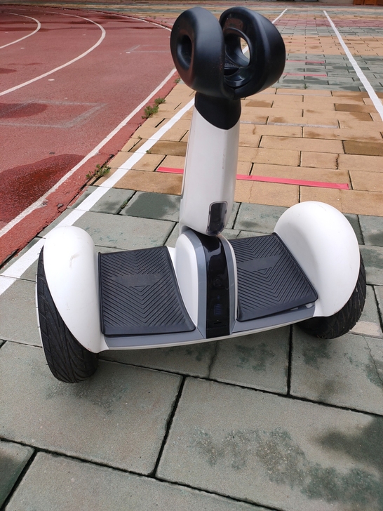 杂牌平衡车，电池不行了能骑个几公里，外观不...