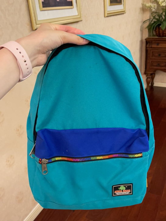 韩国小象书包 是那种很引人注意的绿色 显白...