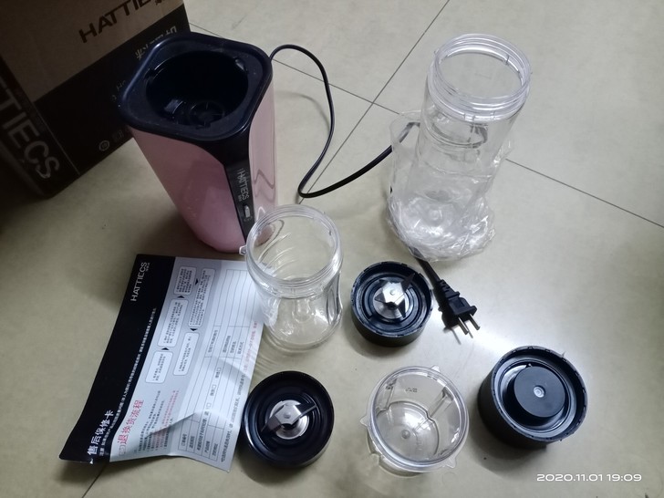 料理机,榨汁机,几乎全新,两副刀头,配件齐...