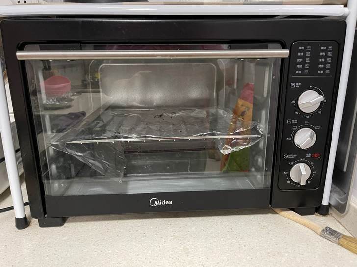 如图实拍美的烤箱