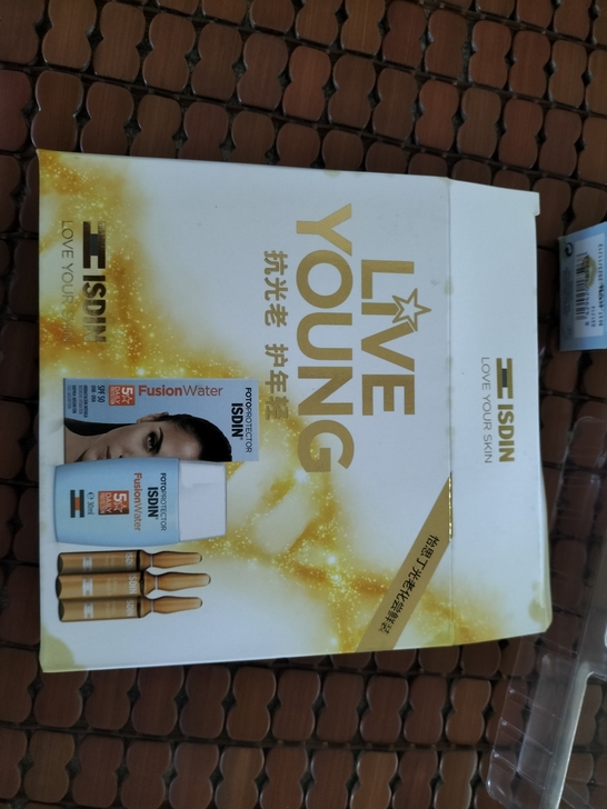 全新怡思丁防晒30ml，送2个安瓶，保质期...