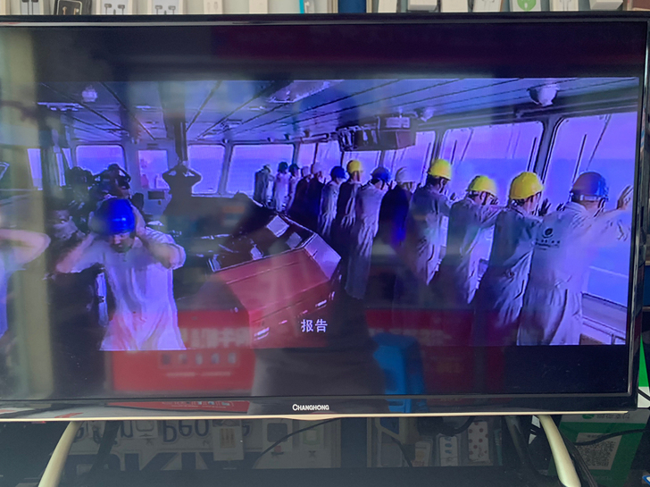 长虹32寸电视机 可以正常使用 有点背光