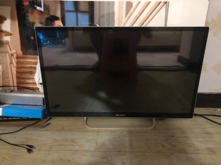 先科31.5寸电脑显示屏，一千买的，现出售...