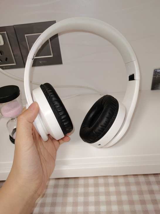 头戴式耳机，可连接蓝牙，因为手机赠送有线耳...