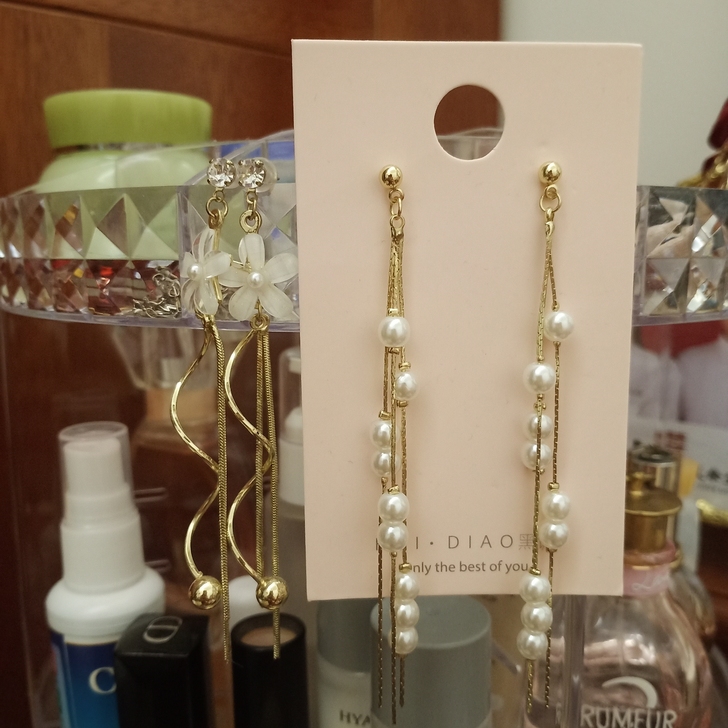 全新耳环两双10元~送一个耳环收纳盒。