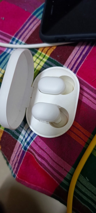 小米蓝牙耳机，功能正常。就是耳机充电槽有电...