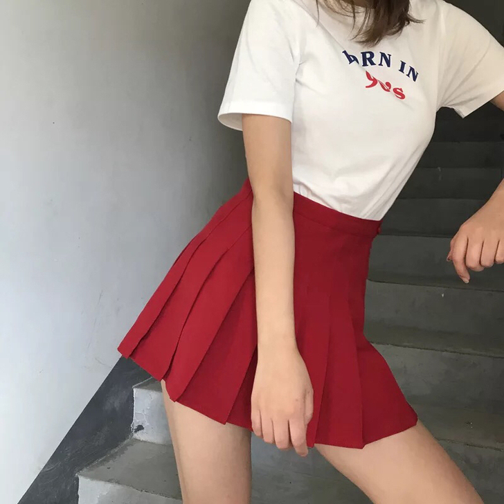红色百褶裙