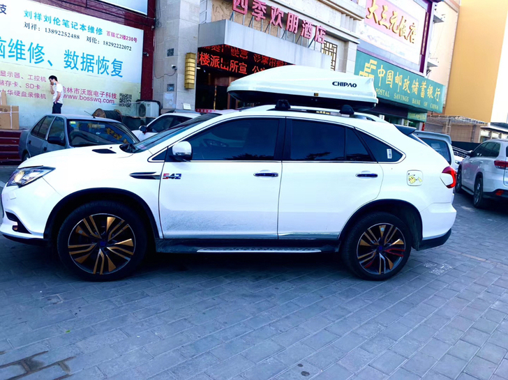 出售车顶行李箱，带横杆，绝对大容量，上面白...