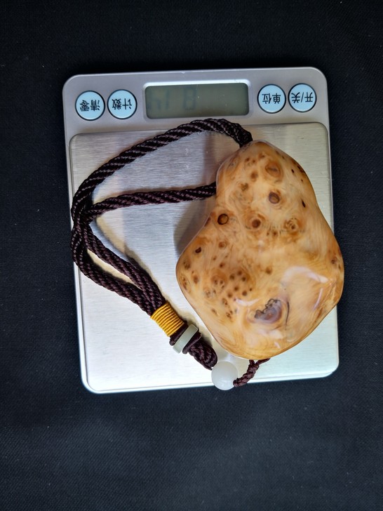 崖柏随形手把木雕送礼玩件，81克。