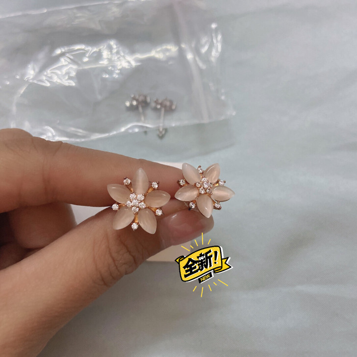 8063周大生S925银镶仿水晶花朵耳钉