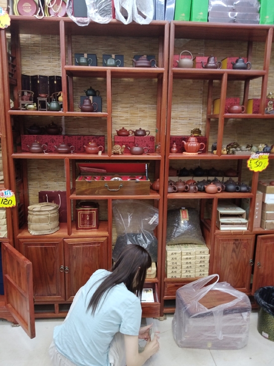 茶楼搬迁，博古架书柜特价处理，宜兴紫砂名家...
