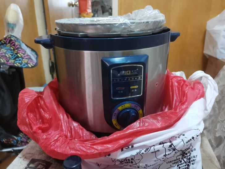 全新电压力锅，没有外包装，介意勿拍。