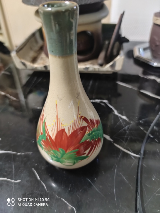 琉球烧的小花瓶,摆着办公桌 ,茶桌很是吸人...