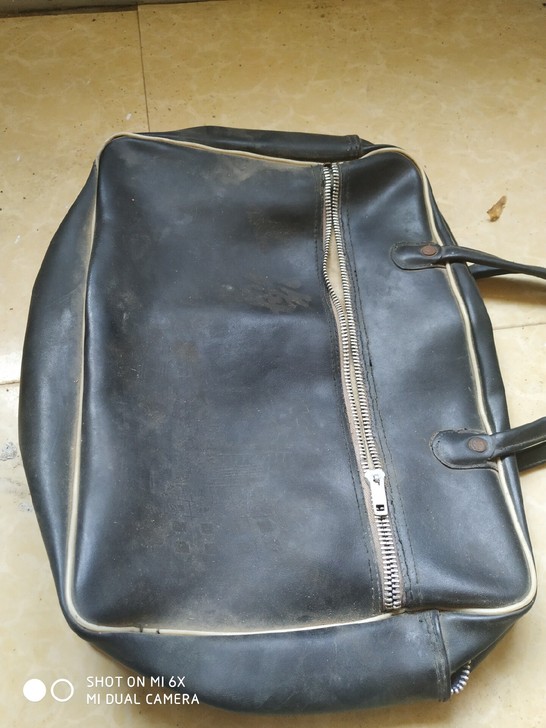 民国黑提包，品相如图。