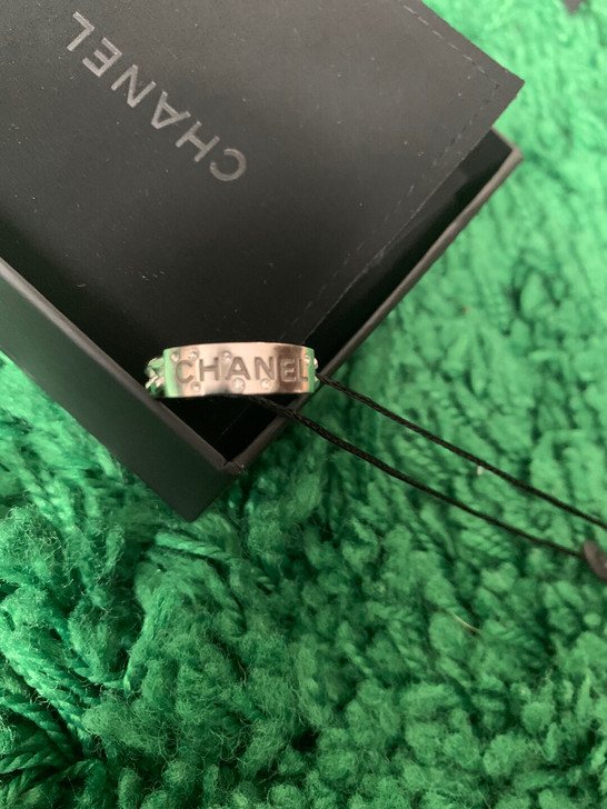 Chanel银色字母logo戒指 镶钻52...
