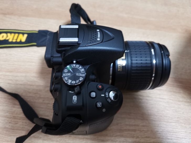 尼康D5300，没用过两次很新，无划痕无磕...