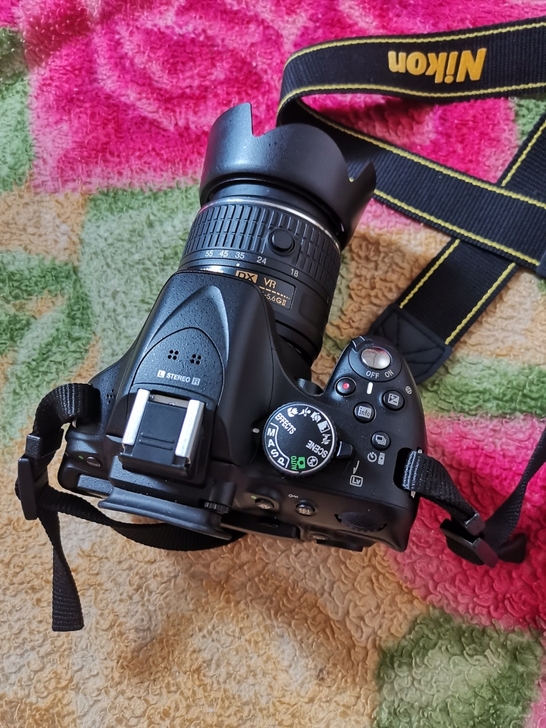 尼康D5200单反相机，成色好，带32G内...