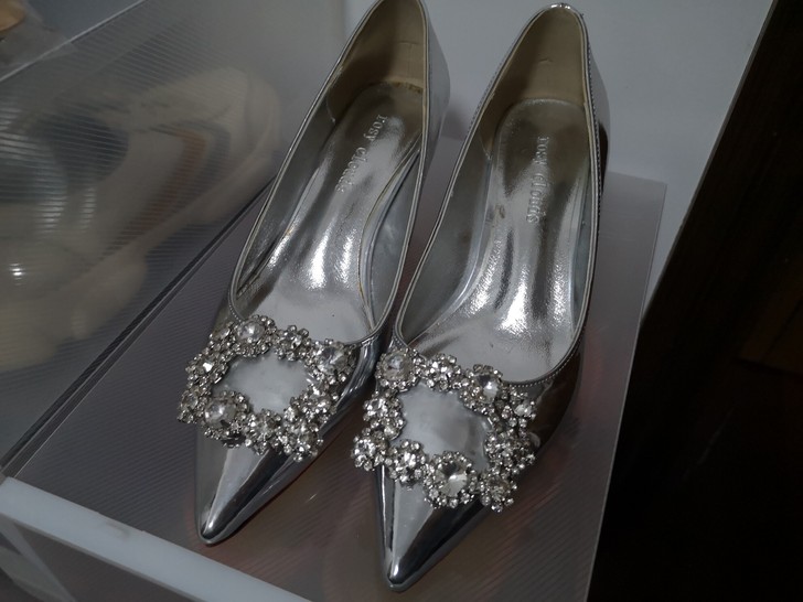 女士银色钻石高跟鞋 大小：36码    只...