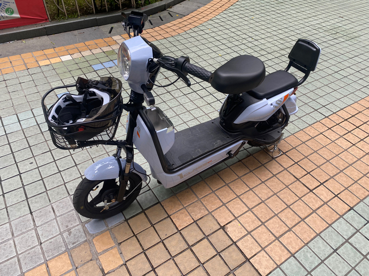 出售9.9成新电动车,1800入手,只开了...