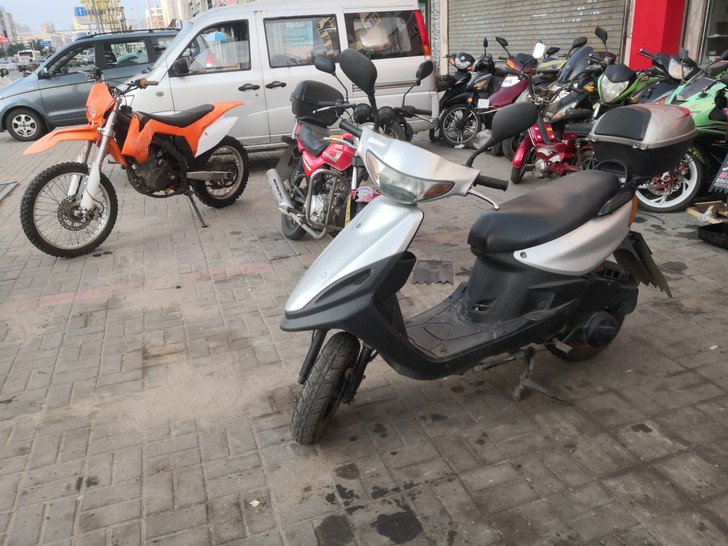 福喜款125踏板，看轮胎便知没跑多少公里，...