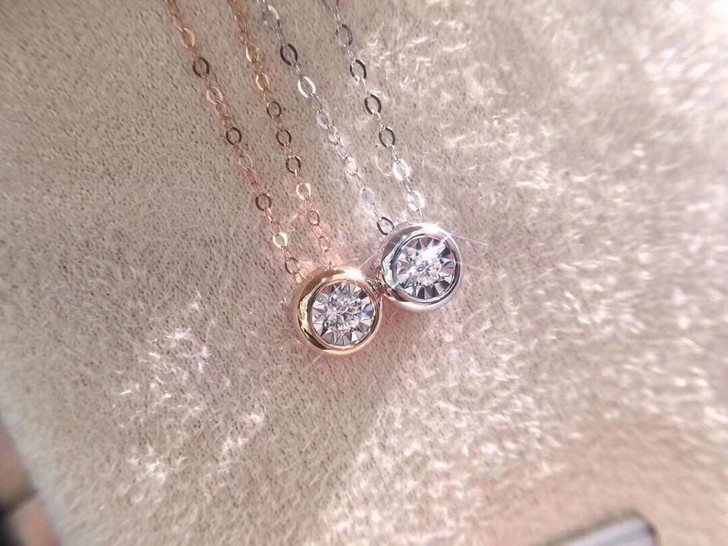 培育钻石，泡泡链吊坠。18金镶嵌。钻石十分...