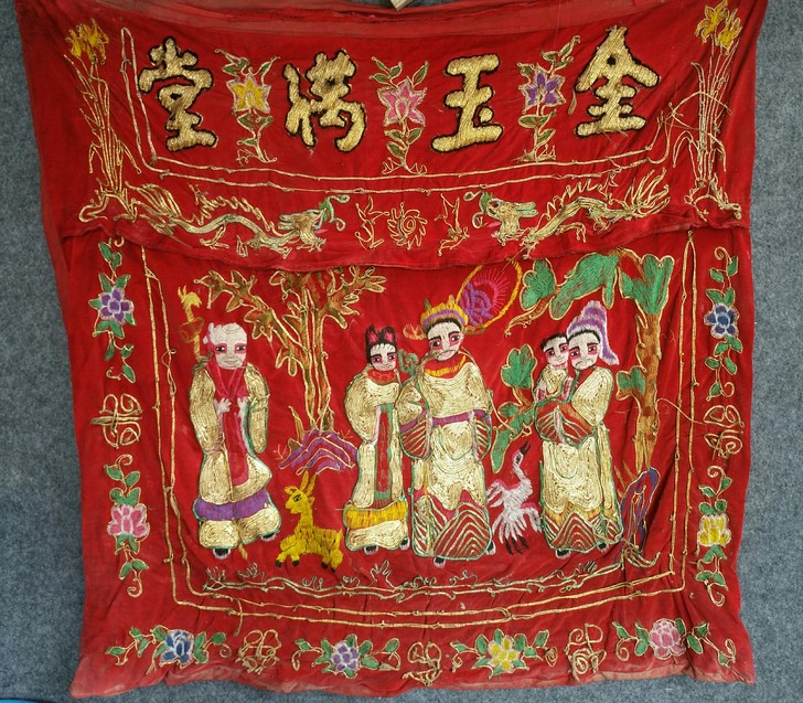 清代晚期的刺绣画，自己亲自到乡下收来，有点...