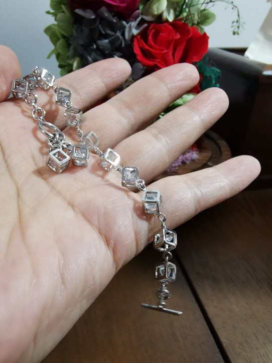 全新!全新!镶嵌装饰钻石银色金属手链,照片...