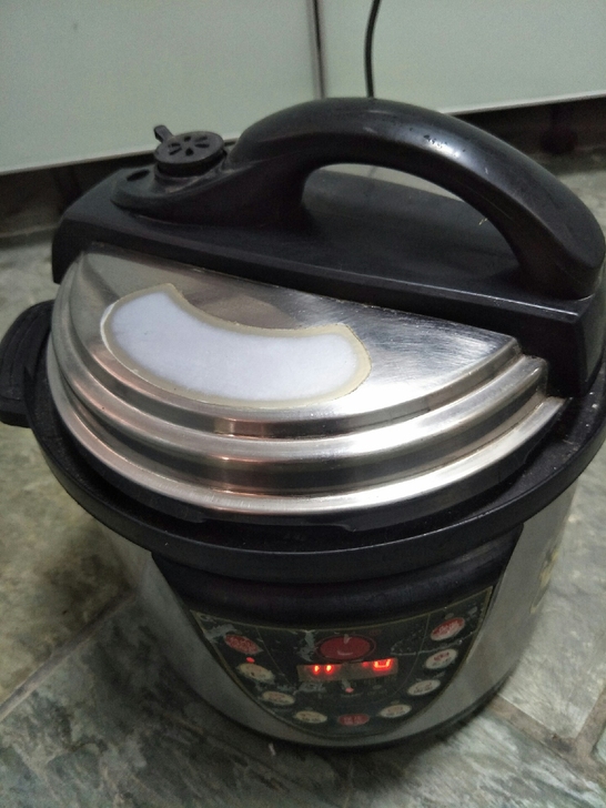 电压力锅，新旧如图，能正常使用，便宜出70元