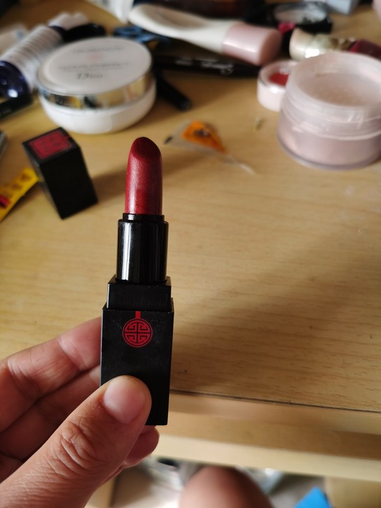 第一个口红10元出  第二个一套15元出 ...