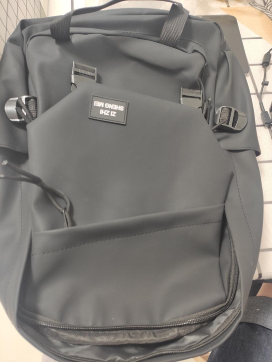 卡帝鳄双肩包包，全新蓝色和黑色，只试背过，...