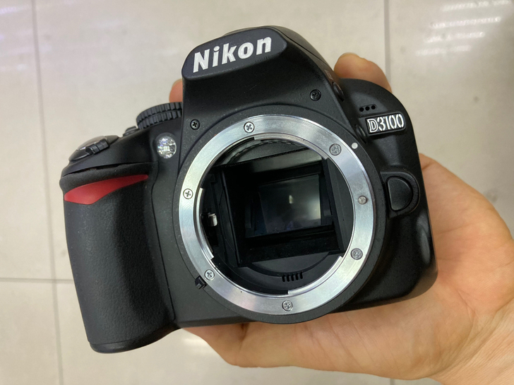 尼康d3100非常新，屏幕有暗角