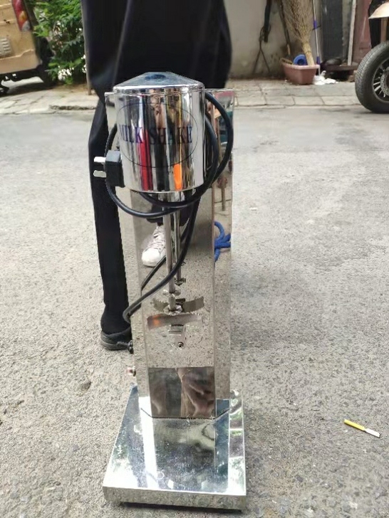 单头奶昔机，带有一个杯子 没怎么用，跟新的...