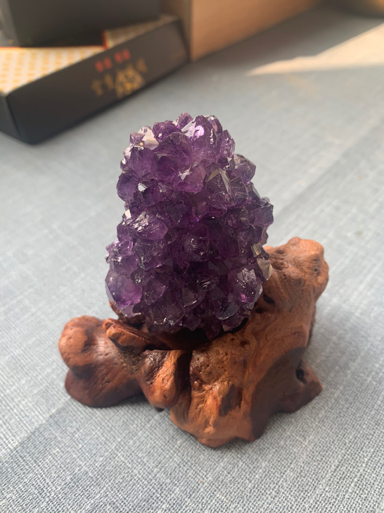 紫水晶花簇高61.7mm.，宽40.7mm...