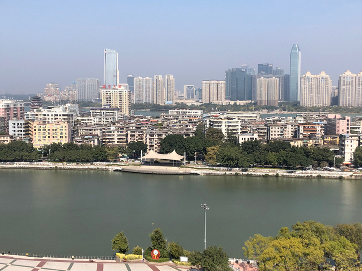 本人长期从事家教工作，有家教教学经验，可线...