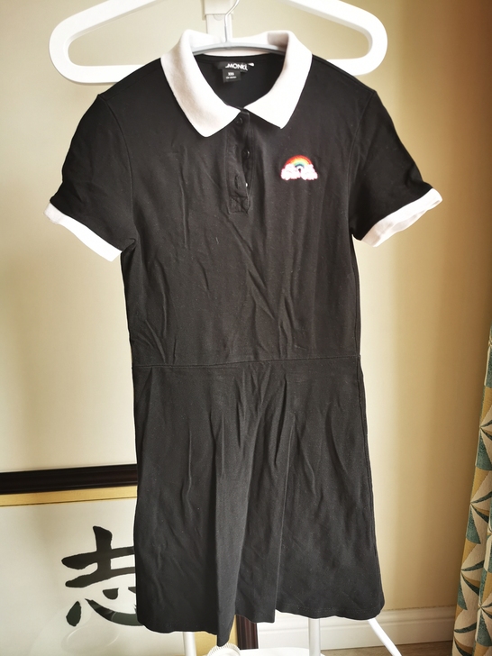 monki polo领连衣裙，胸前图案是带...